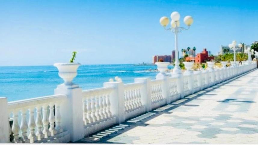 Apartamento Precioso apartamento frente al mar Benalbeach Benalmádena Exterior foto